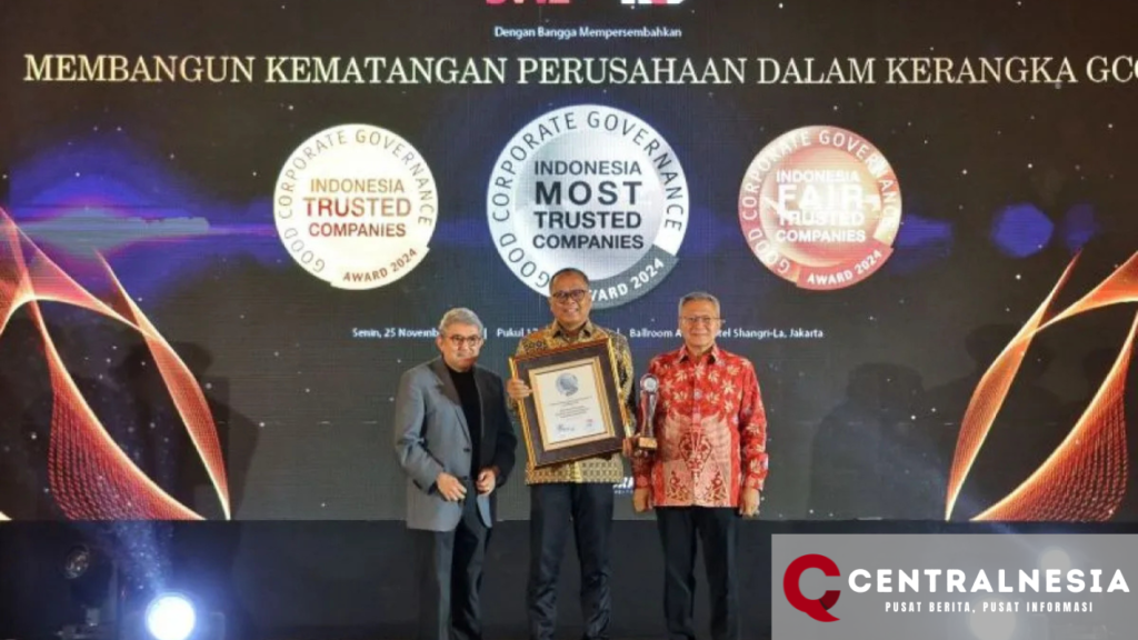 CENTRALNESIA - PT Bank Pembangunan Daerah Jawa Barat dan Banten Tbk (Bank BJB) meraih penghargaan "Most Trusted" dalam ajang Indonesia Good Corporate Governance Award (CGPI) 2024. Penghargaan ini diberikan dalam rangka Corporate Governance Perception Index (CGPI) Award, yang diselenggarakan oleh SWA Media Group dan Indonesian Institute for Corporate Governance (IICG).

Ayi Subarna, Corporate Secretary Bank BJB, menyatakan bahwa pencapaian ini mencerminkan komitmen Bank BJB dalam memperkuat reputasi perusahaan melalui inovasi dan transparansi, yang menjadi fokus utama dalam penerapan prinsip tata kelola perusahaan yang baik (Good Corporate Governance/GCG). Bank BJB dinilai berhasil mengimplementasikan prinsip-prinsip GCG dengan efektif, yang tercermin dalam penghargaan tersebut.

Acara CGPI Award 2024 bertema "Membangun Kematangan Perusahaan dalam Kerangka GCG" dan memberikan penghargaan kepada perusahaan-perusahaan yang berhasil menerapkan prinsip GCG. Penghargaan ini menunjukkan kematangan perusahaan dalam menjalankan prinsip-prinsip transparansi, akuntabilitas, tanggung jawab, dan etika, yang juga membantu meningkatkan kinerja perusahaan serta memberikan kontribusi positif bagi ekosistem bisnis Indonesia.

Dengan kepemimpinan yang kuat, budaya perusahaan yang mendukung transparansi, serta komitmen terhadap regulasi, Bank BJB mampu mengelola risiko dengan baik dan memenuhi harapan pemangku kepentingan. Penerapan GCG yang matang dianggap meningkatkan daya saing, reputasi, dan kinerja berkelanjutan.

Ayi menambahkan, sebagai pemenang kategori "Most Trusted," Bank BJB telah berhasil menggabungkan inovasi dengan prinsip-prinsip GCG dalam pengelolaan bisnis, yang tidak hanya meningkatkan kepercayaan investor, tetapi juga menjadi inspirasi bagi perusahaan lain untuk meningkatkan kualitas tata kelola mereka.

Bank BJB percaya bahwa keberhasilan dalam GCG bukan hanya tentang kepatuhan terhadap regulasi, tetapi juga menciptakan lingkungan bisnis yang berintegritas, profesional, dan berkelanjutan. Dengan penghargaan ini, Bank BJB semakin memperkuat posisi sebagai institusi perbankan yang terpercaya di Indonesia dan berkomitmen untuk terus berinovasi serta menjaga tata kelola perusahaan yang baik guna mendukung pembangunan ekonomi yang berkelanjutan.